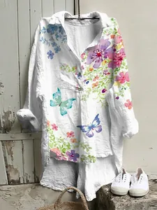 Vue détaillée d'une chemise en lin blanc pour femme avec imprimé floral et papillons