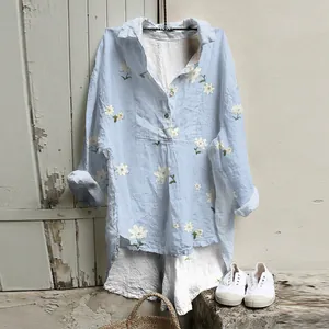 Détail d'une chemise à fleurs en lin bleu clair à manches longues au style rustique