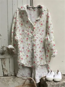 Détail du motif floral et de la texture en lin de cette chemise longue pour femme