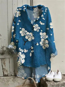 Vue détaillée d'une chemise en lin bleue à fleurs pour femme dans un décor rustique