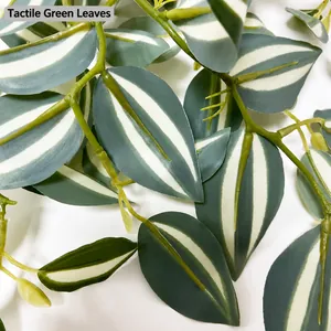 Κοντινό πλάνο τεχνητών φύλλων Wandering Jew με ρεαλιστική υφή αφής