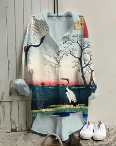 Vue détaillée d'une chemise pour femme en lin avec motif de grue japonaise