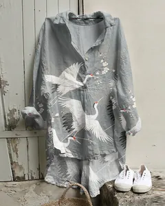 Chemise grise en lin à manches longues avec imprimé grue et fleurs de prunier