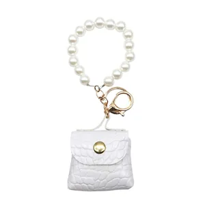 Vista detallada de mini bolso de cuero PU blanco con elegante pulsera de perlas
