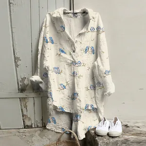 Chemise longue en lin pour femme avec imprimé oiseaux bleus et un style naturel