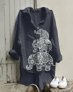 Détail d'une chemise en lin gris foncé pour femme avec un imprimé éléphant blanc.