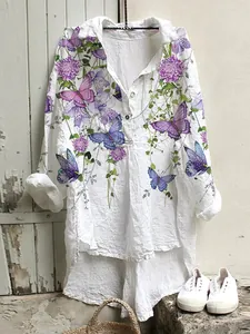Vue détaillée d'une tunique en lin blanc avec imprimés de papillons et fleurs violettes