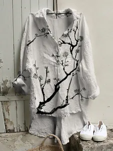 Vue détaillée du chemisier en lin blanc avec un élégant imprimé floral à l'encre.