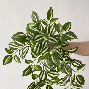 Κοντινό πλάνο τεχνητού φυτού Tradescantia zebrina με πράσινα και λευκά ριγέ φύλλα