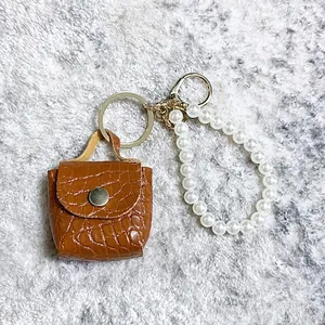 Mini llavero de cuero PU con patrón de cocodrilo y correa de perlas blancas