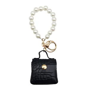 Elegante mini colgante para bolso negro con grabado de cocodrilo y asa de perlas blancas