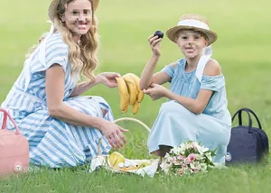 Lifestyle scène van geïsoleerde lunchtassen met berenlogo's tijdens een familiepicknick