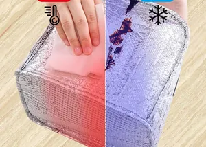 Detailopname van waterdichte aluminiumfolie in geïsoleerde lunchtas die wordt schoongemaakt