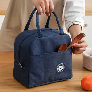 Grote geïsoleerde lunchtas met schattige berenpatch in donkerblauw Oxford-doek