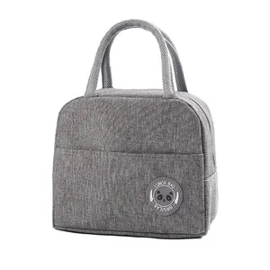 Geïsoleerde grote cartoon panda lunchtas van grijs oxford textiel met stevig handvat