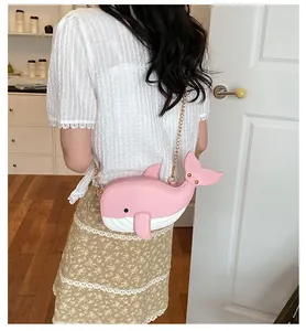 Zeigt die Passform und den Stil der süßen rosa Ledertasche in Walform auf einem Modell
