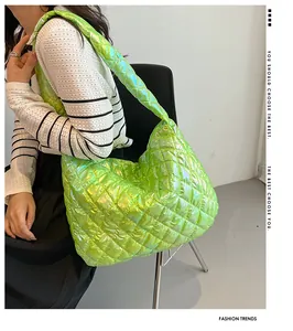 Metallisch neongrüne gesteppte Puffer-Schultertasche mit einem gepolsterten breiten Gurt