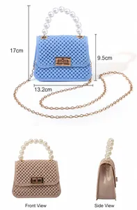 Vistas detalladas del mini bolso de gelatina con asa de perlas y cadena dorada