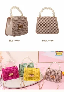 Mini bolsos de gelatina en colores caramelo con asas de perlas y correas de cadena variadas.