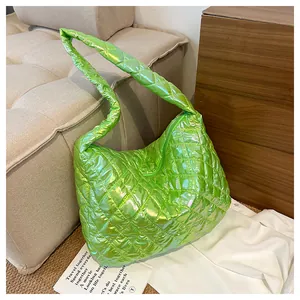 Detailansicht einer limonengrünen gesteppten Puffer-Hobo-Tasche mit glänzendem Metallic-Finish