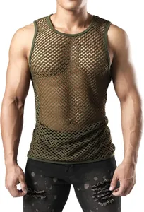 Detailansicht des olivgrünen Mesh-Tops für Herren mit feinem, durchbrochenem Strickmuster.