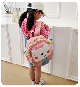 Vista trasera de niña con una linda mochila de oveja rosa para jardín de infancia
