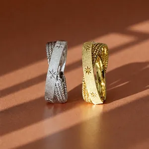 Nahaufnahme von 925 Sterling Silber Ringen mit Sternenmuster in Gold und Silber
