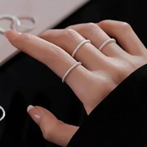 Detaillierte Nahaufnahme von mattierten Ringen aus 925er Silber mit Sternenhimmel