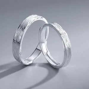 Makrodetail der schimmernd mattierten verstellbaren Ringe aus 925er Sterlingsilber
