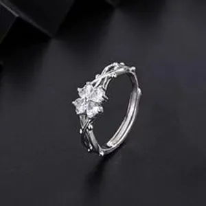 Detailaufnahme eines silbernen offenen Rings mit blumigem Zirkonia-Zentrum.