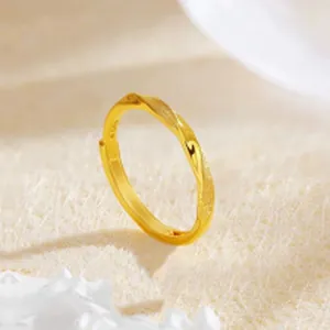 Nahaufnahme eines mattierten gedrehten Rings aus 925er Silber mit goldenem Finish