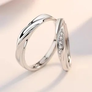 Makroansicht von verstellbaren Ringen aus 925er Silber mit verdrehtem Band und Steindetails