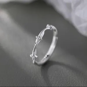 Nahaufnahme eines verstellbaren Rings aus 925er Sterlingsilber mit Sternenmuster Design