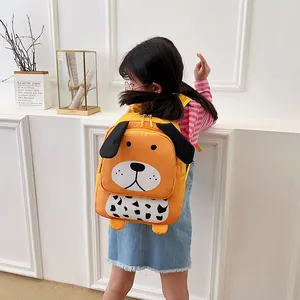 Linda mochila de perro naranja de dibujos animados para niños de jardín de infancia.