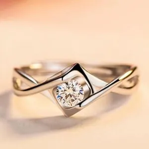 Detailansicht eines funkelnden Rings aus 925er Silber mit brillantem Mittelstein.
