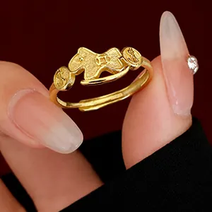 Detailansicht eines verstellbaren goldfarbenen Rings mit Pferdemotiv und Münze