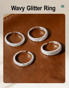 Detailansicht von vier mattierten 925er Sterlingsilber-Ringen auf Leder
