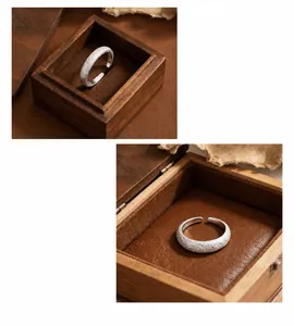 Detailansicht eines silbernen, mattierten, verstellbaren Rings mit Schimmer-Effekt