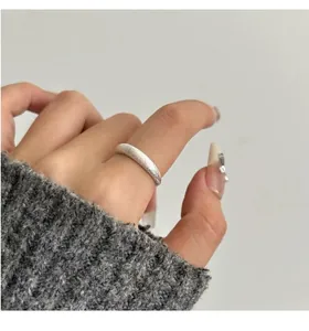Detailansicht eines mattierten 925er Sterlingsilber-Rings mit Sternenstaub-Effekt am Finger