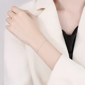Vista detallada de una pulsera de plata de ley S925 minimalista llevada en la muñeca
