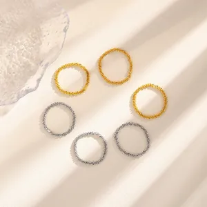 Dettaglio macro ad alta definizione di anelli a catena galassia testurizzati in oro e argento