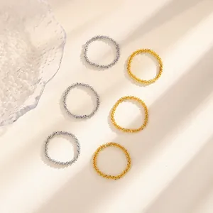 Vista macro dettagliata di anelli a catena scintillanti in finiture oro e argento