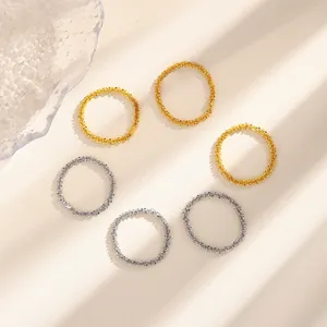 Elegante set di anelli a catena testurizzati in oro e argento per donna
