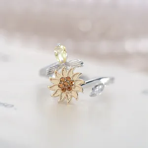 Nahaufnahme eines eleganten silbernen Sonnenblumenrings mit gelbem Zirkon und verstellbarem Band.