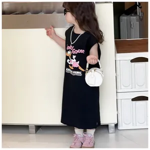 Vista detallada de un mini bolso bandolera redondo blanco para niñas en escena de estilo