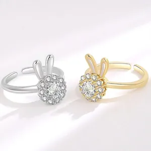 Elegante, verstellbare Ringe mit Hasenohren in Silber und Gold mit Zirkonia-Steinen.