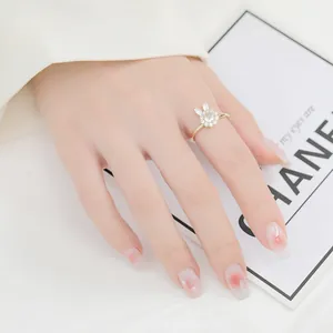 Elegante Nahaufnahme eines goldenen Rings mit Hasenohren und funkelnden Zirkonia