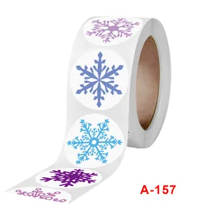 Rol met levendige gekleurde sneeuwvlokstickers voor kerst- en wintervakantiedecoraties