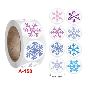 Rol met sneeuwvlok stickers in diverse tinten blauw en paars voor kerstdecoratie