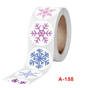 Rol met ronde stickers met kleurrijke sneeuwvlokpatronen voor de kerstversiering